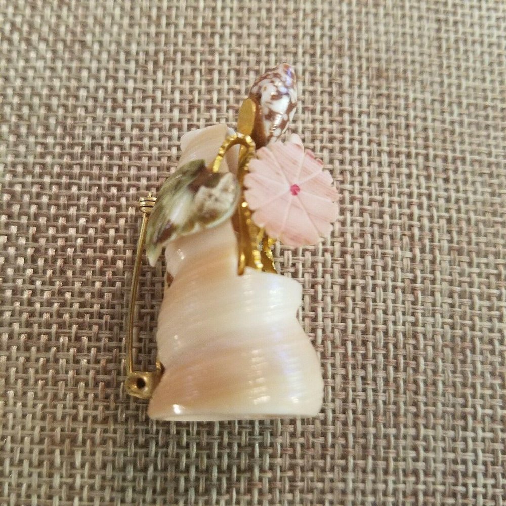 Vintage Seashell Bouquet Brooch Nautical Beachy Carved Retro Western Boho 1363